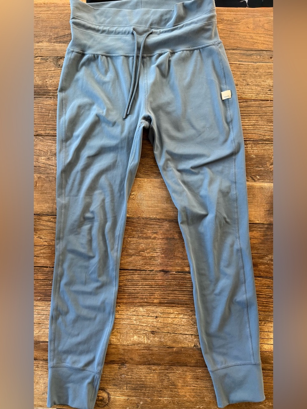 Vuori Women's Daily leggings in a Slate Blue tone. Size Medium